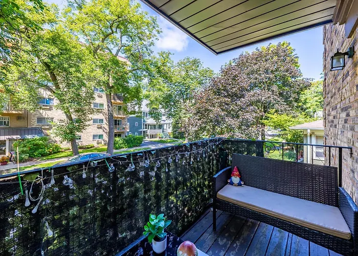 Tree-lined Serenity In Forest Park, Near Train & Madison St *